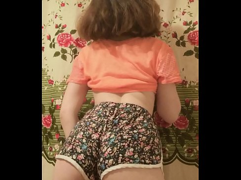 ❤️ Dhallaan yar oo sexy ah oo iska siibaysa surwaalka gaaban ee kamarada ❤❌ Galmo ❌️